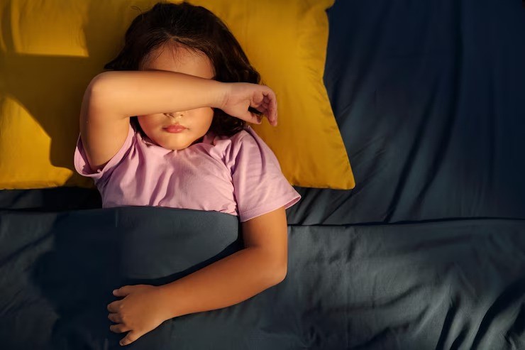 tidur nyenyak anak, mematikan lampu saat tidur, hormon melatonin anak, kualitas tidur anak, tips parenting malam hari, screen time sebelum tidur, anak tidur gelap